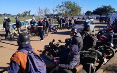 Encuentro de motos antiguas en la costanera de Santa Ana