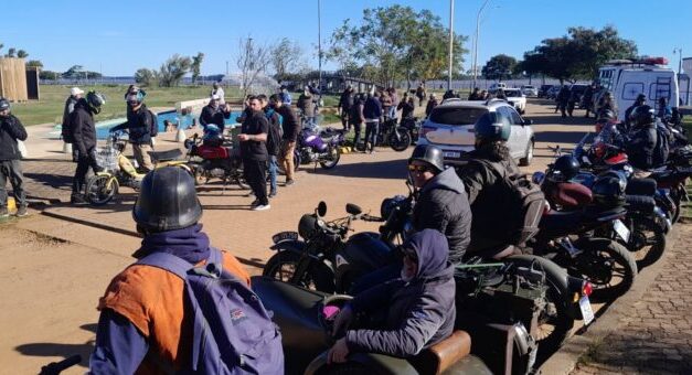 Encuentro de motos antiguas en la costanera de Santa Ana