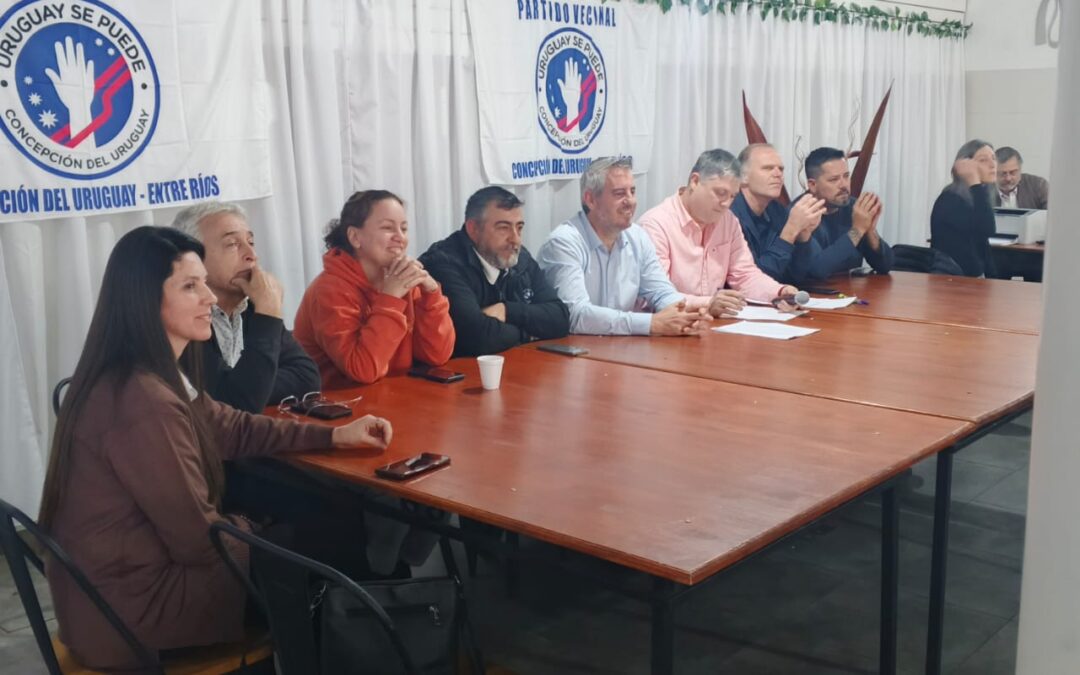 Laura Cracco junto a Anibal Steren en la asamblea de partidos vecinalistas entrerrianos