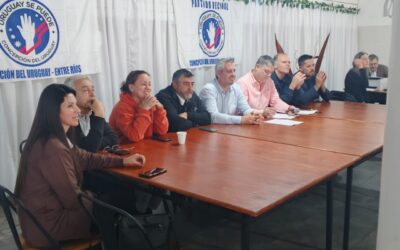 Laura Cracco junto a Anibal Steren en la asamblea de partidos vecinalistas entrerrianos