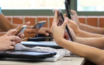 Los detalles del proyecto que busca prohibir por ley el uso de celulares en escuelas entrerrianas