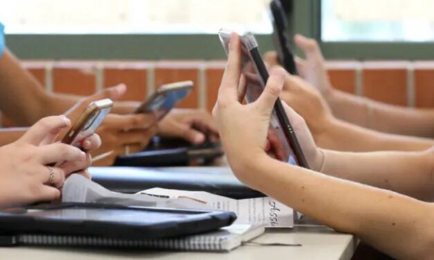 Los detalles del proyecto que busca prohibir por ley el uso de celulares en escuelas entrerrianas